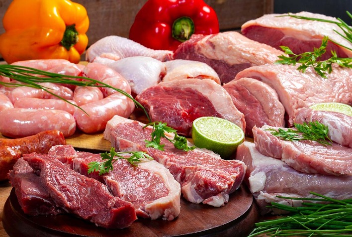 Carnes bovina e suína caem em julho, enquanto frango se valoriza no atacado