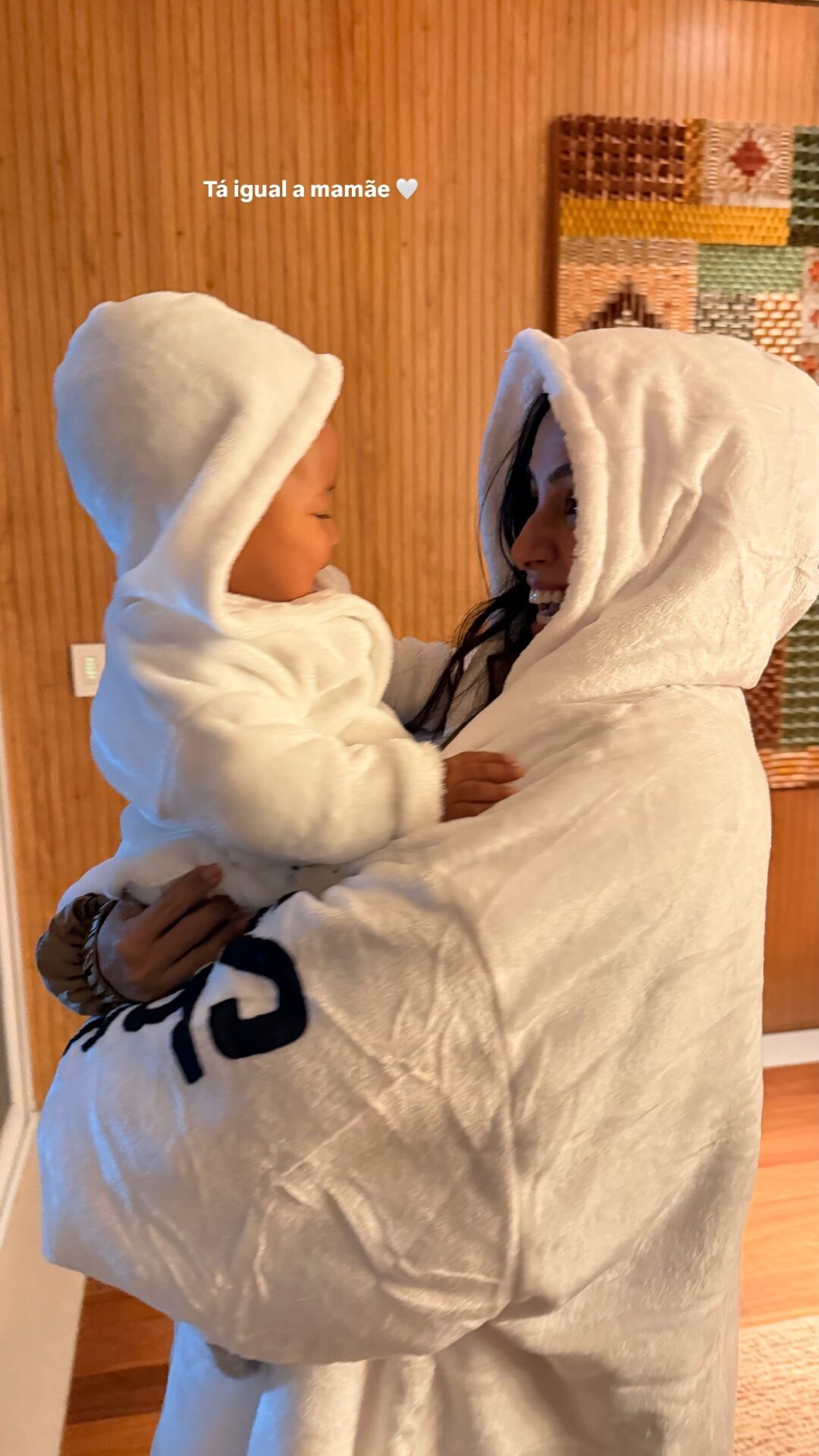 Carol Peixinho e filho Bento arrasam em looks de frio e encantam a web