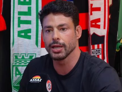 Cauã Reymond revela que se achou bonito apenas aos 35 anos após bullying na infância
