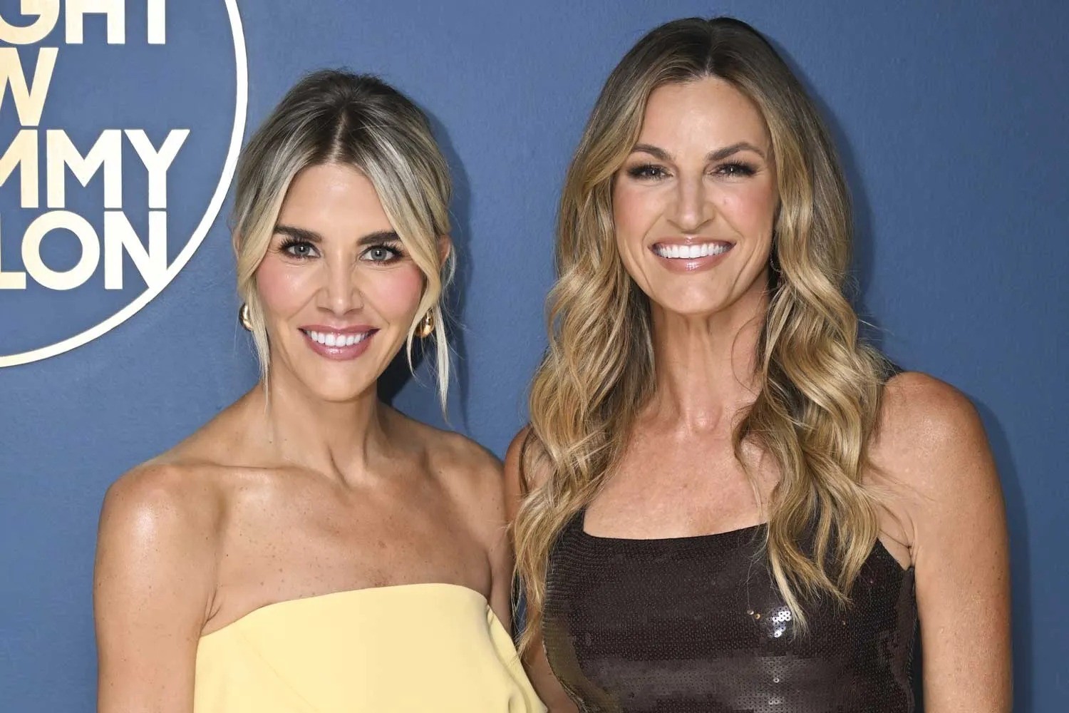 Charissa Thompson revela que vestido de casamento de Taylor Swift a feriu durante a festa