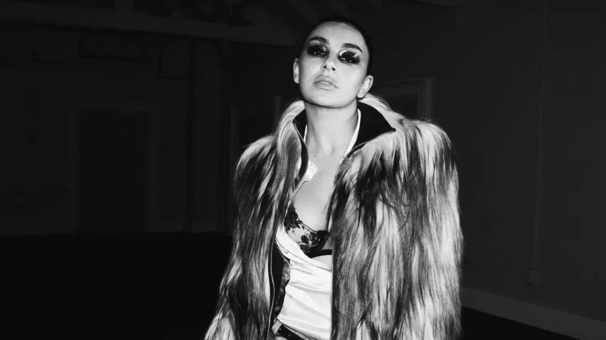 Charli XCX lança 'Music, Fashion, Film' e redefine seu som com rock e pop.