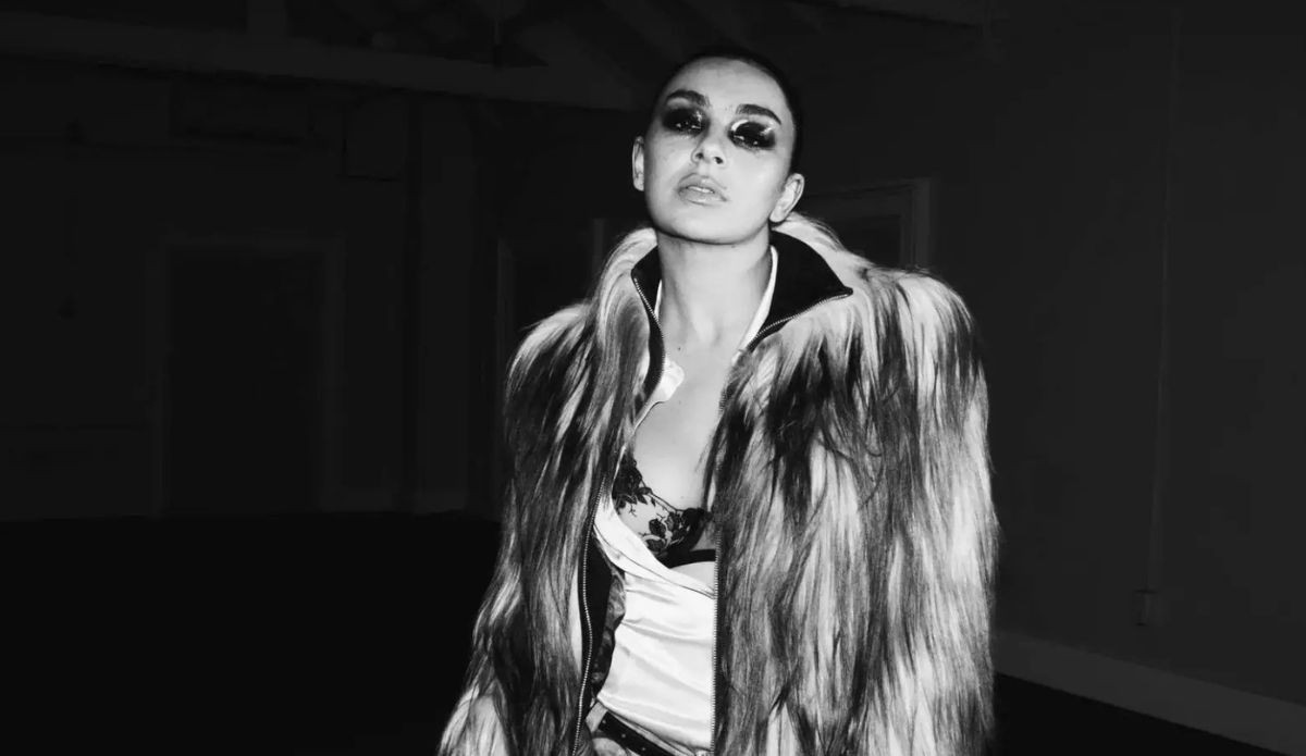 Charli XCX lança 'Music, Fashion, Film' e redefine seu som com rock e pop.