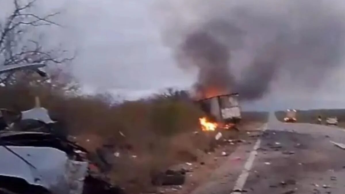 Colisão entre caminhão e van de pacientes deixa 7 mortos em Floresta, PE