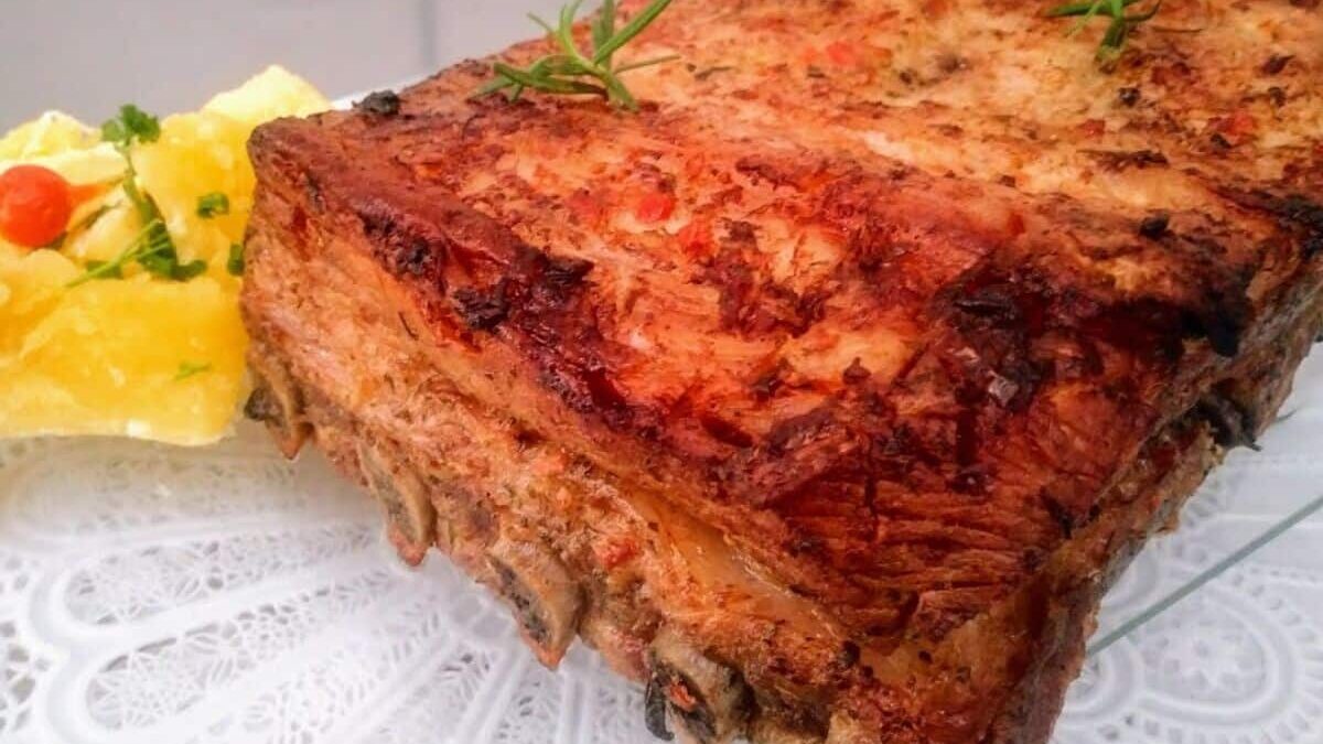 Costelinha de porco suculenta no forno: aprenda a receita com tempero especial