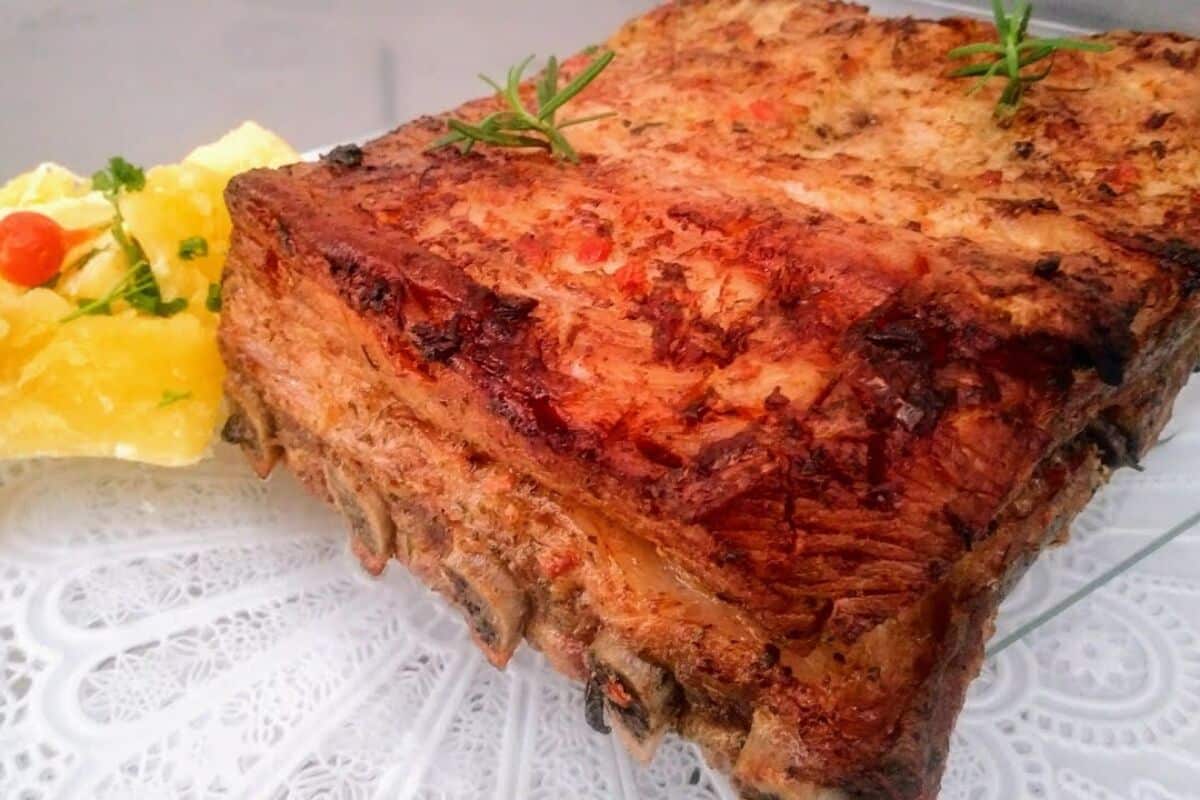 Costelinha de porco suculenta no forno: aprenda a receita com tempero especial