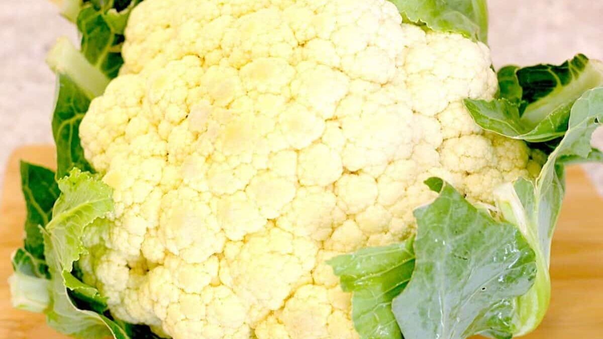 Couve-flor ganha versão surpreendente de pizza rápida e deliciosa