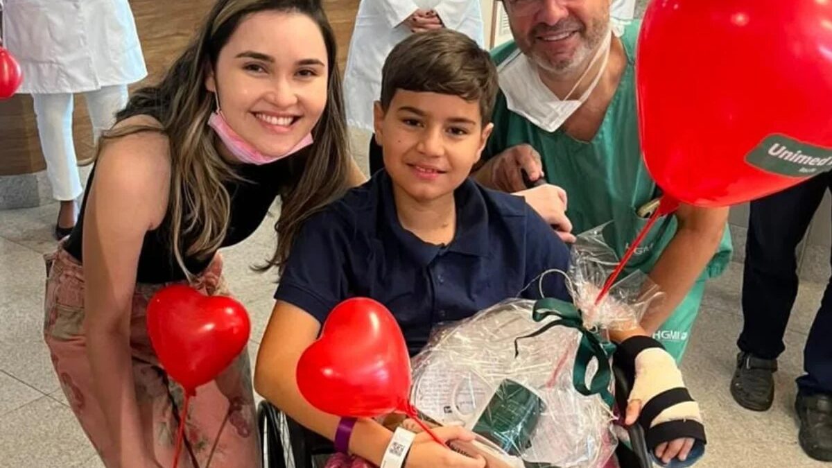 Criança de 11 anos que teve perna amputada após ataque de tubarão recebe alta em PE