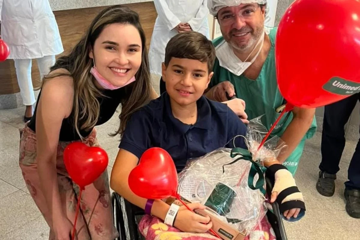 Criança de 11 anos que teve perna amputada após ataque de tubarão recebe alta em PE