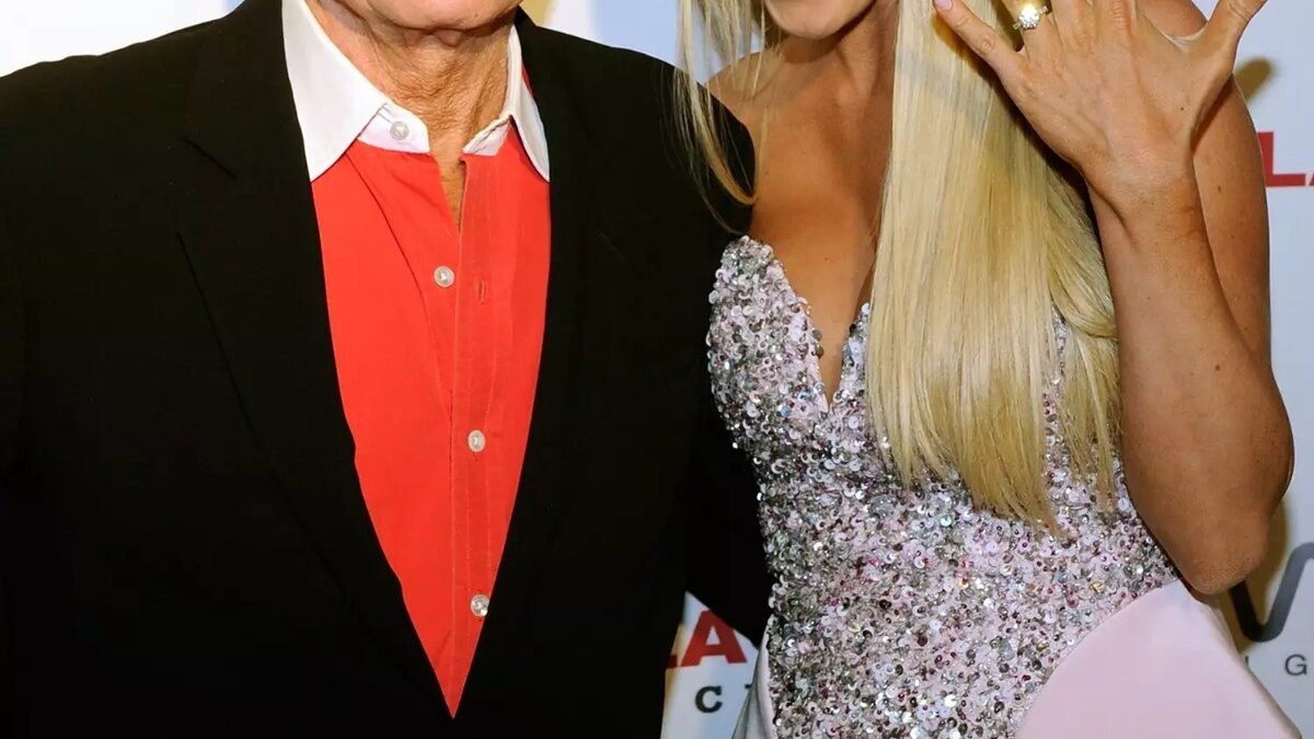 Crystal Harris se arrepende de casamento com Hugh Hefner e resgata seu valor pessoal