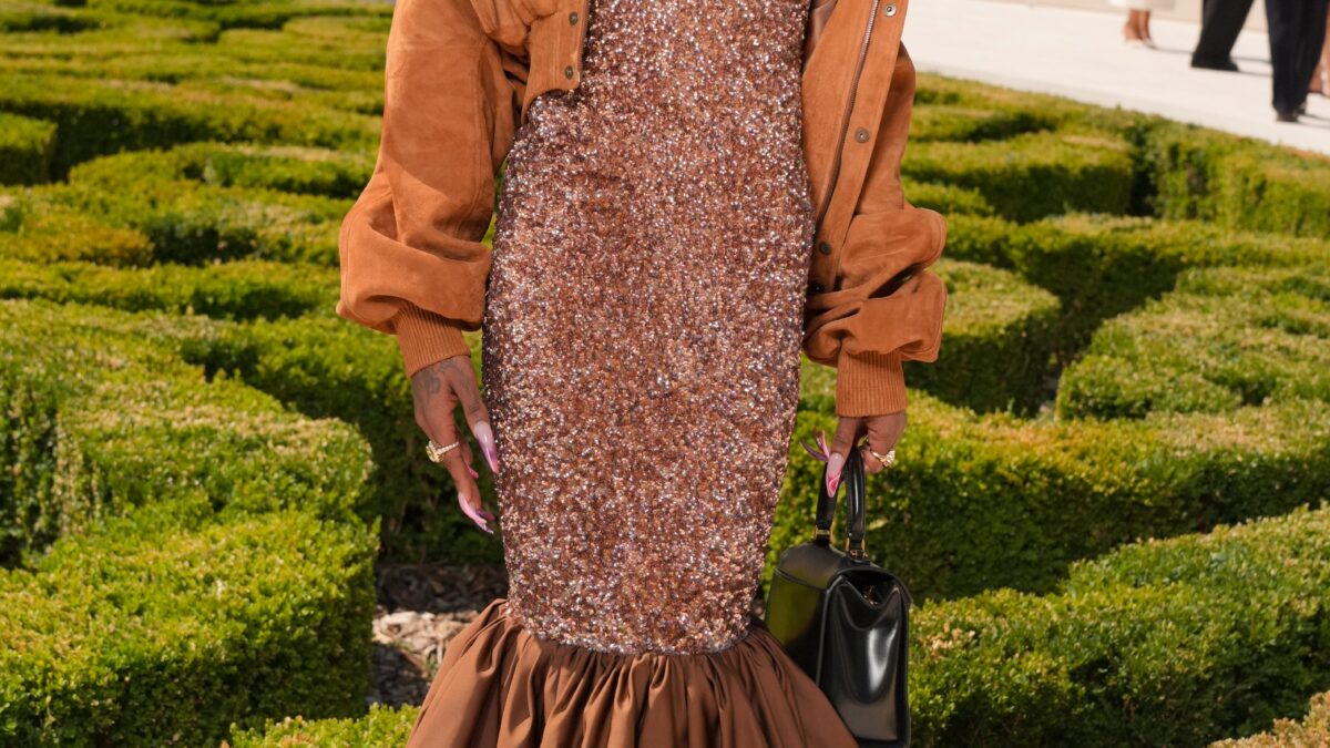 Cynthia Erivo brilha em vestido sereia com volume no desfile da Balenciaga em Paris