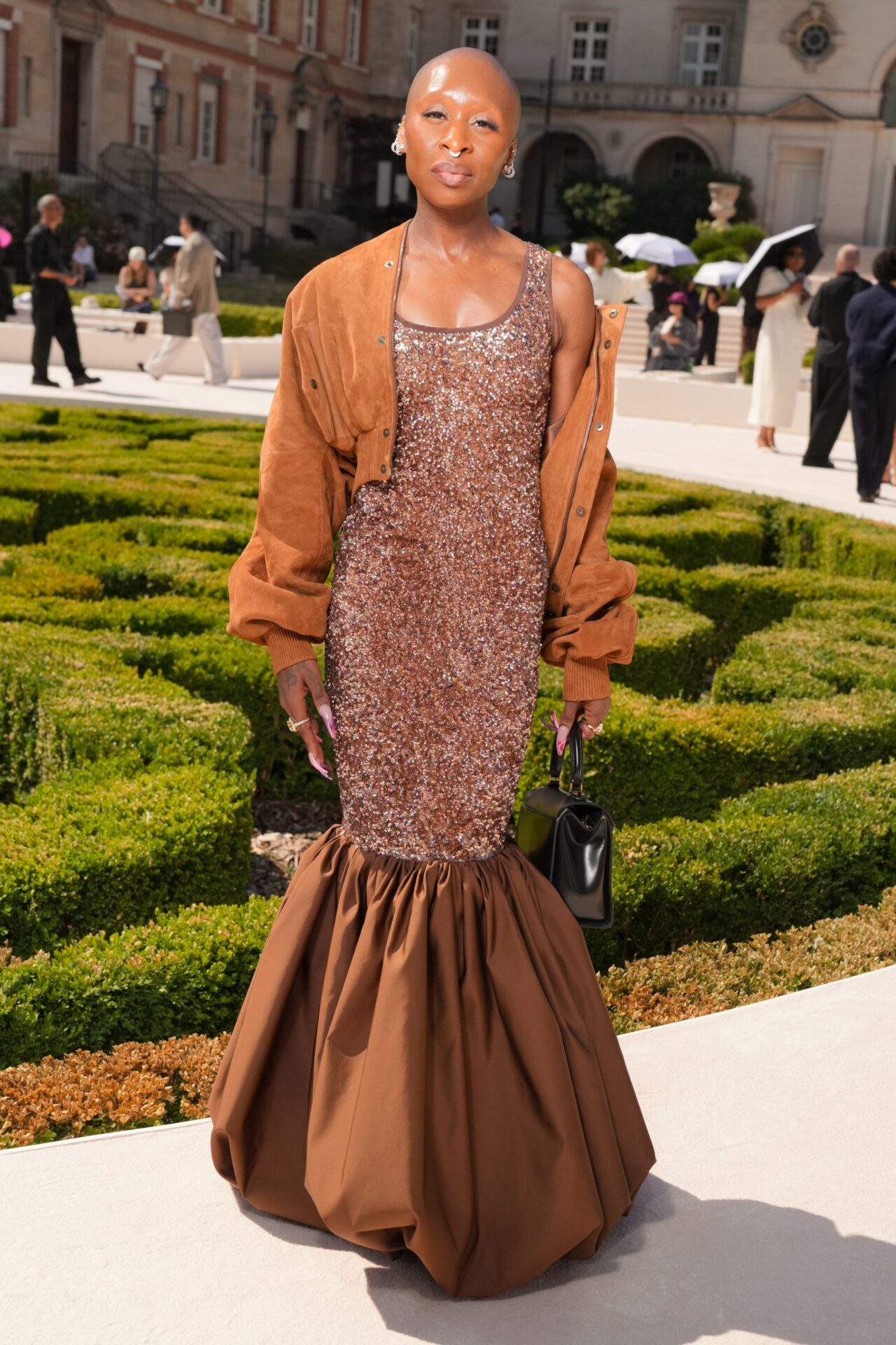 Cynthia Erivo brilha em vestido sereia com volume no desfile da Balenciaga em Paris