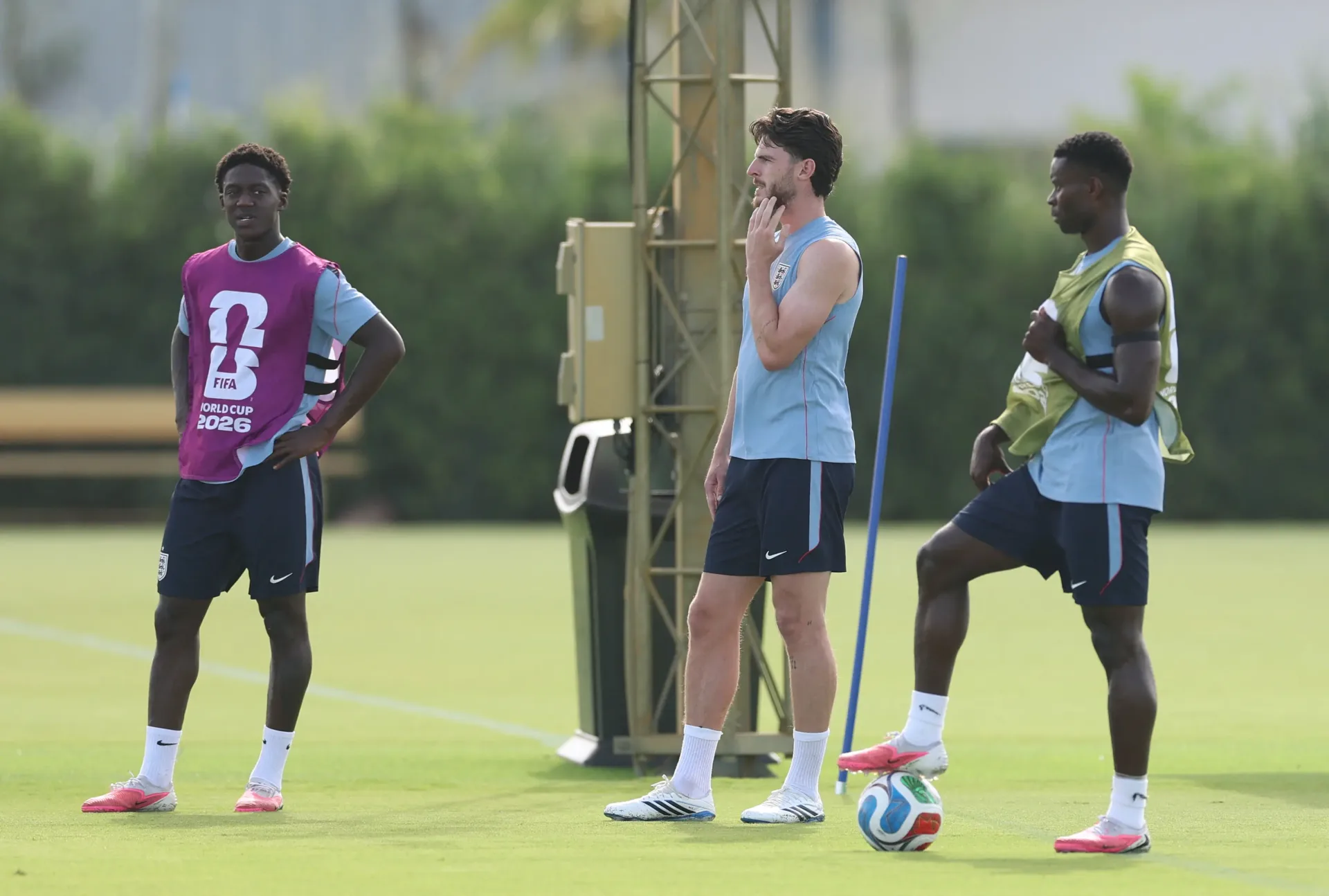 Declan Rice, Reece James e Guéhi retornam aos treinos da seleção inglesa antes das quartas da Copa do Mundo