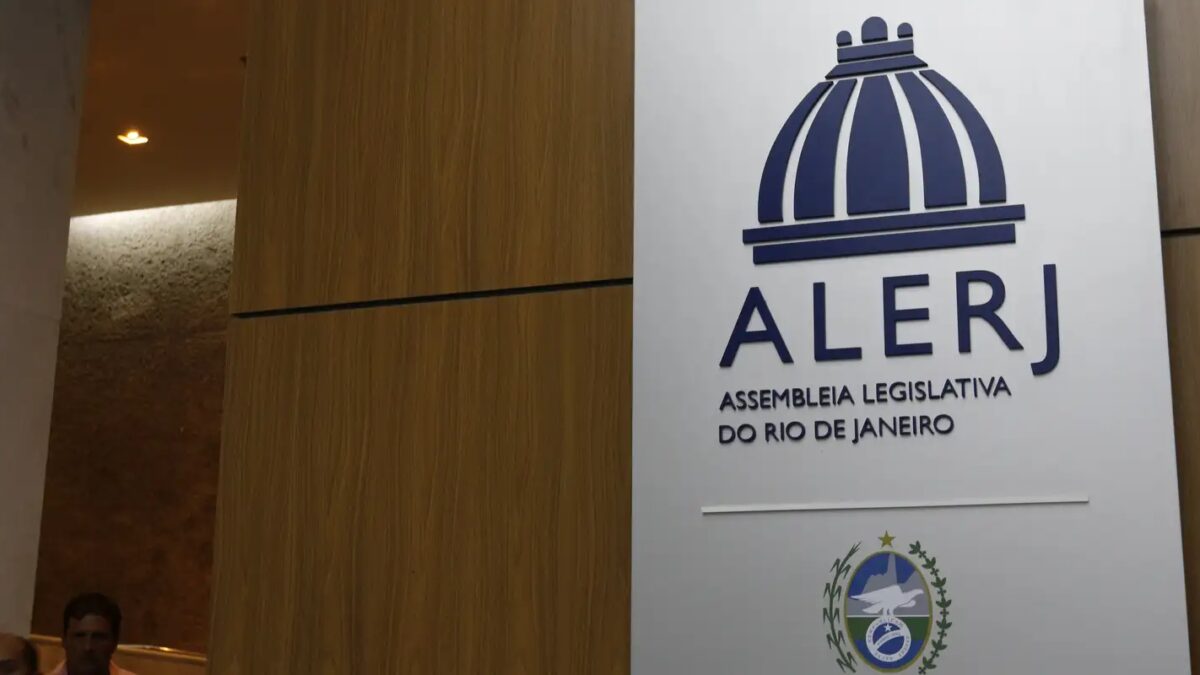 Deputados do RJ aprovam tornozeleira rosa para agressores de mulheres