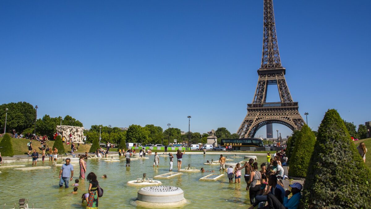 Descubra as melhores piscinas de Paris para se refrescar no verão europeu