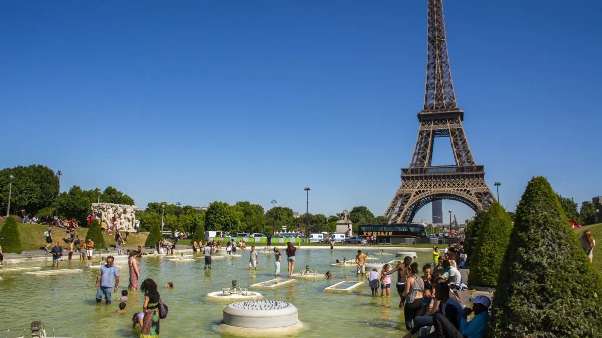 Descubra as melhores piscinas de Paris para se refrescar no verão europeu