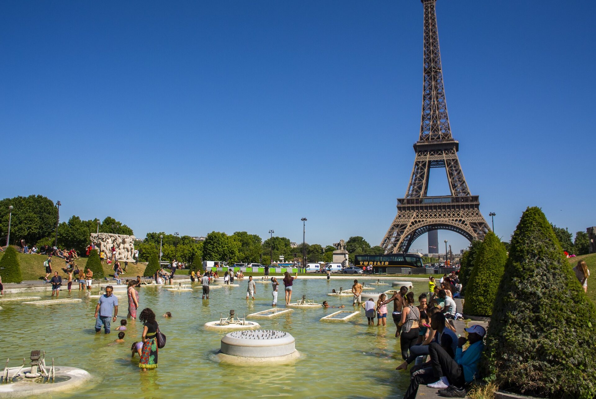 Descubra as melhores piscinas de Paris para se refrescar no verão europeu