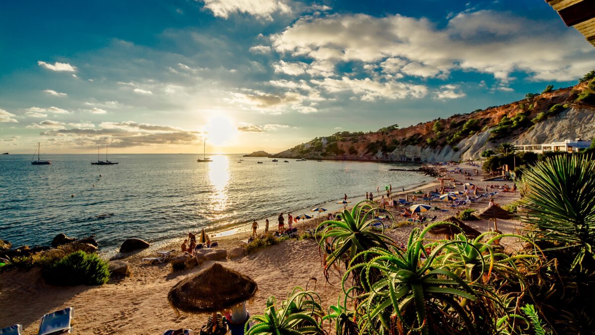Descubra os 50 endereços imperdíveis de Ibiza para aproveitar o verão europeu