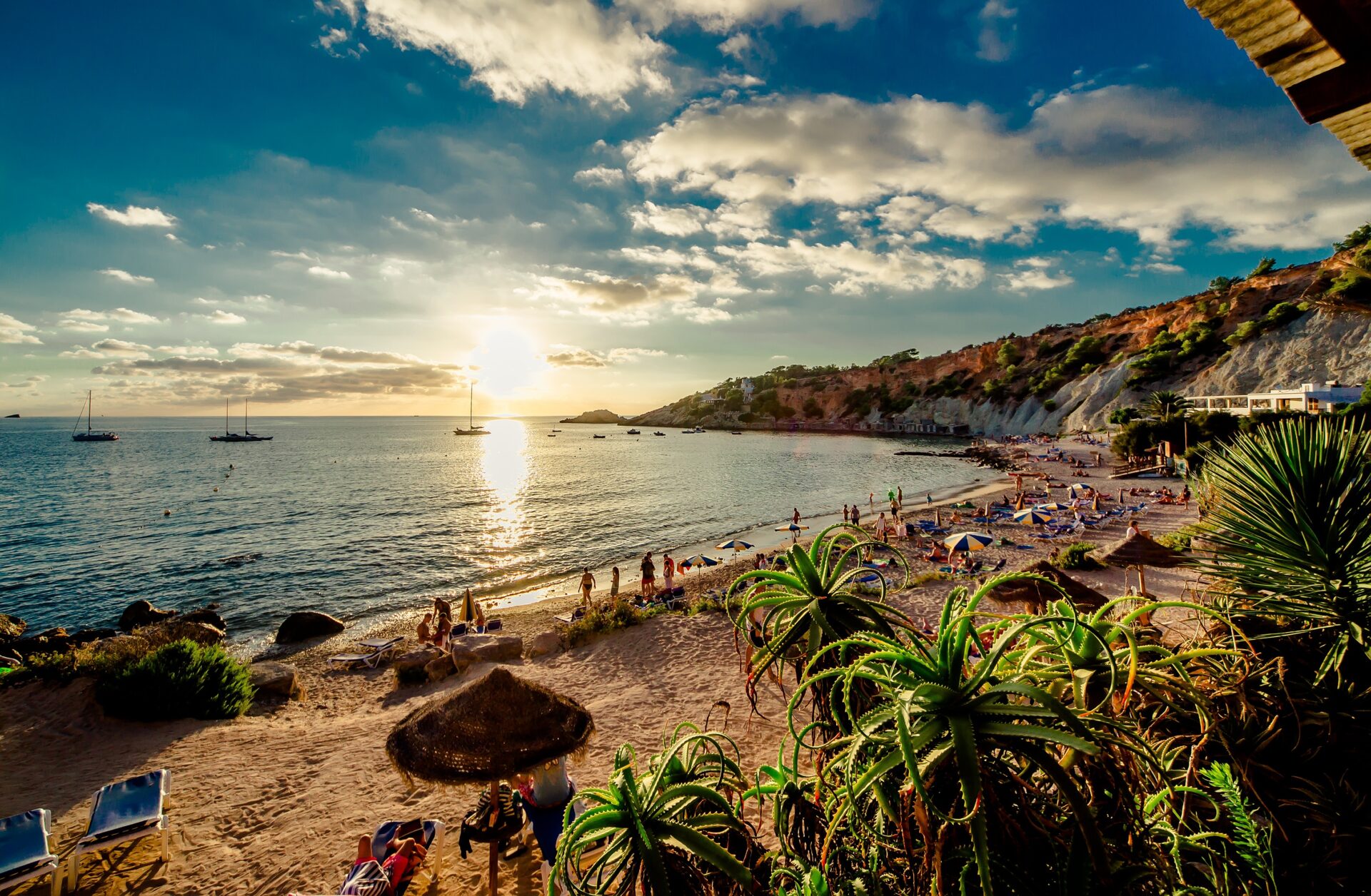 Descubra os 50 endereços imperdíveis de Ibiza para aproveitar o verão europeu