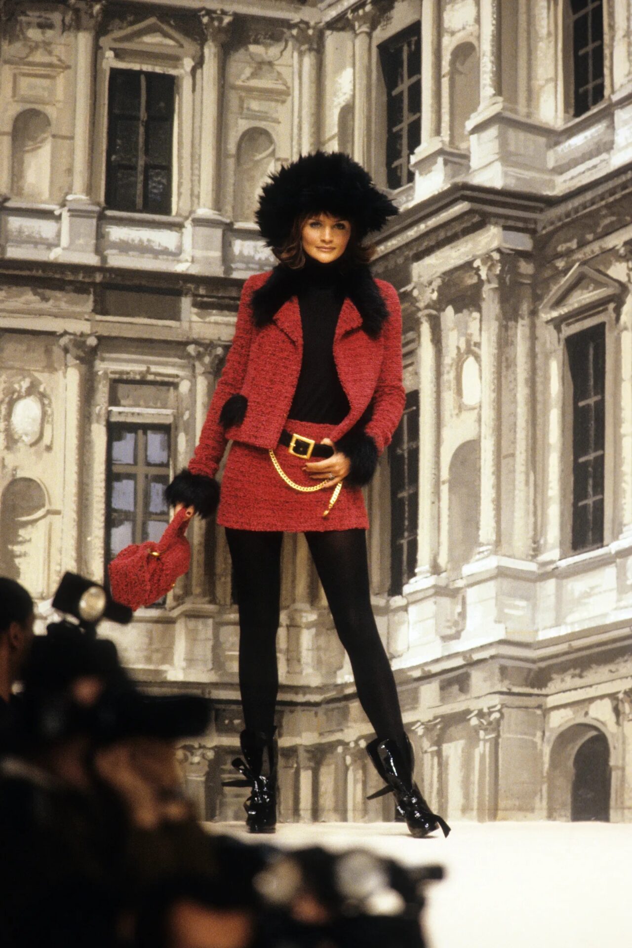 Desfiles icônicos dos anos 90 inspiram looks para o inverno 2026