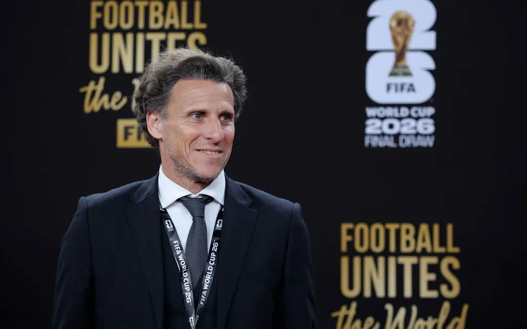 Diego Forlán é o novo técnico interino da seleção uruguaia após queda de Bielsa