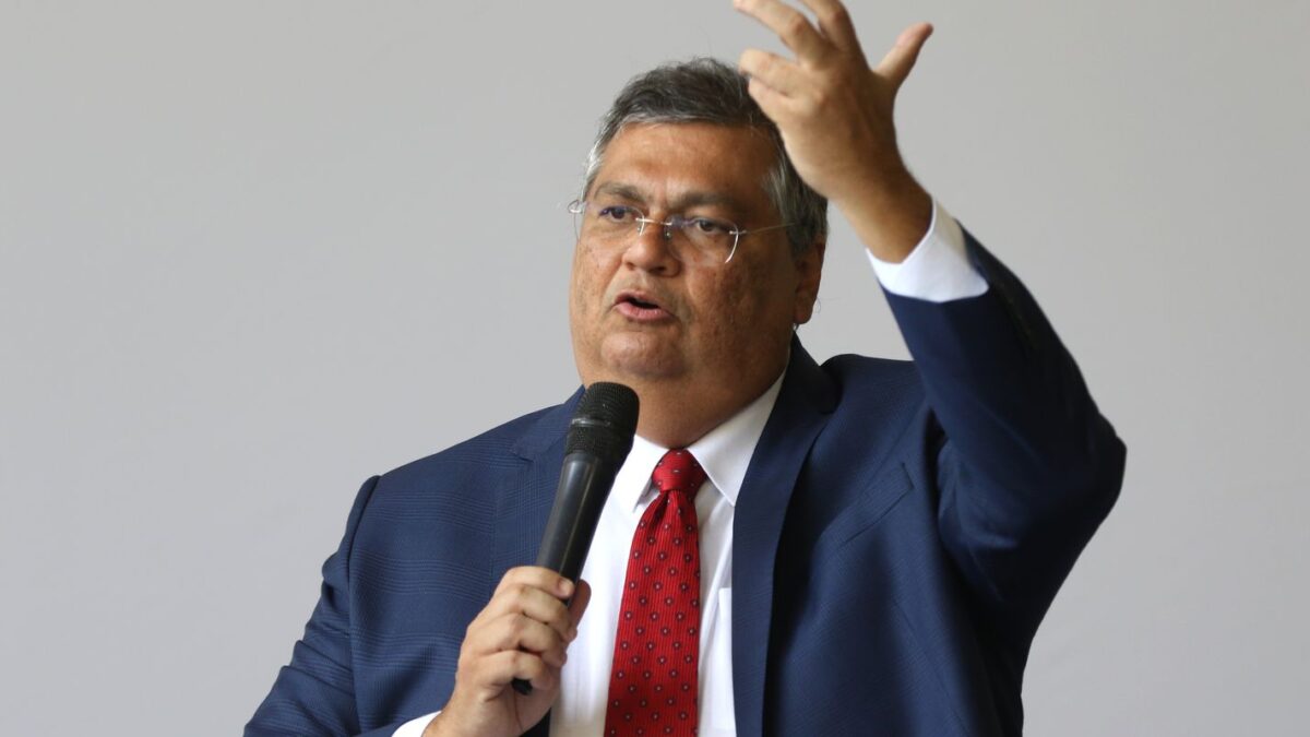 Dino bloqueia R$ 119 milhões de Valdemar Costa Neto por suspeitas de irregularidades em emendas
