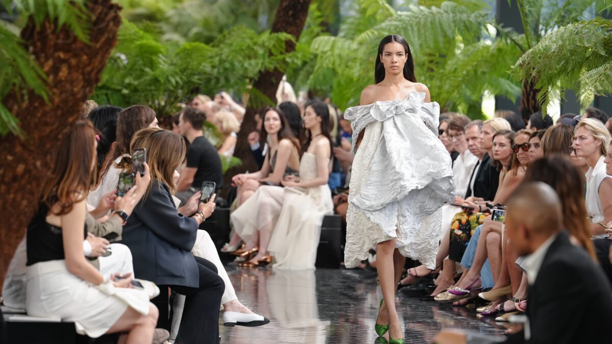 Dior apresenta coleção de alta-costura Inverno 2026 inspirada em Lynda Benglis em Paris