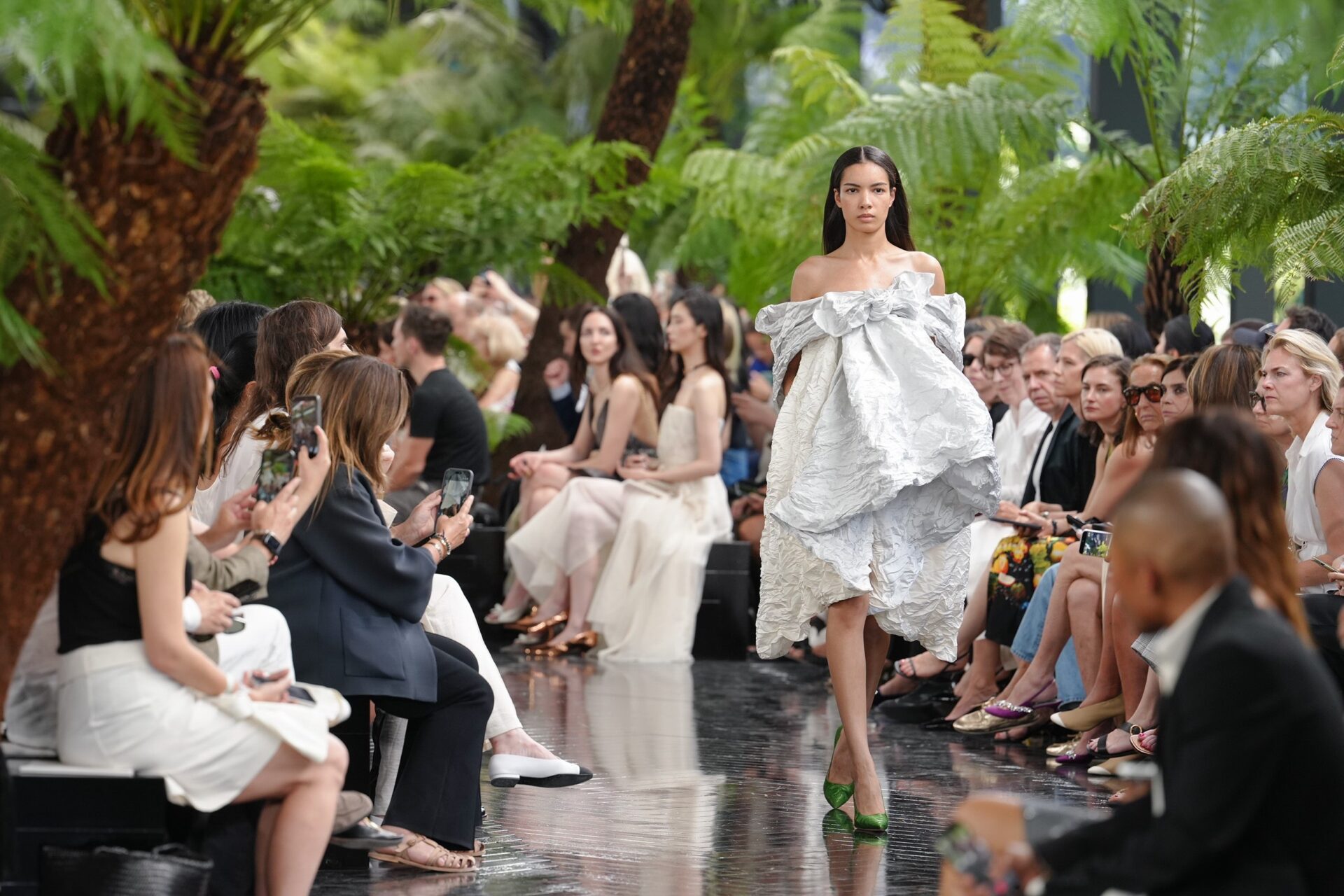 Dior apresenta coleção de alta-costura Inverno 2026 inspirada em Lynda Benglis em Paris