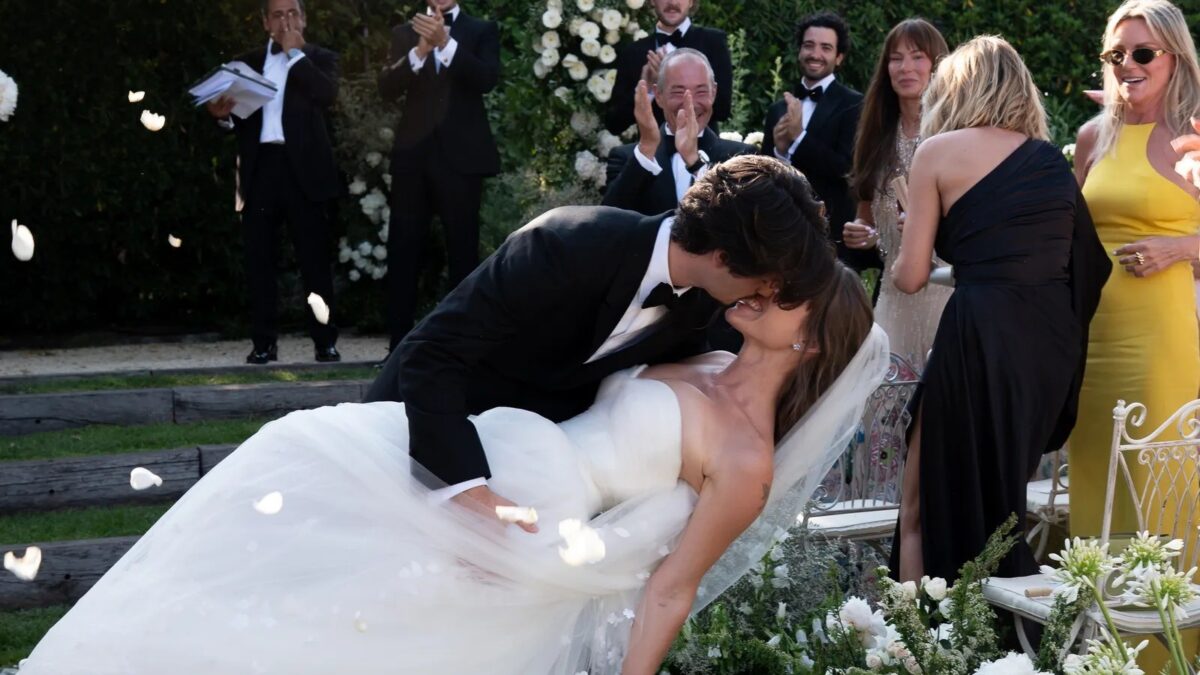 Dylan Jagger Lee e Paula Bruss se casam em jardim secreto em Saint-Tropez