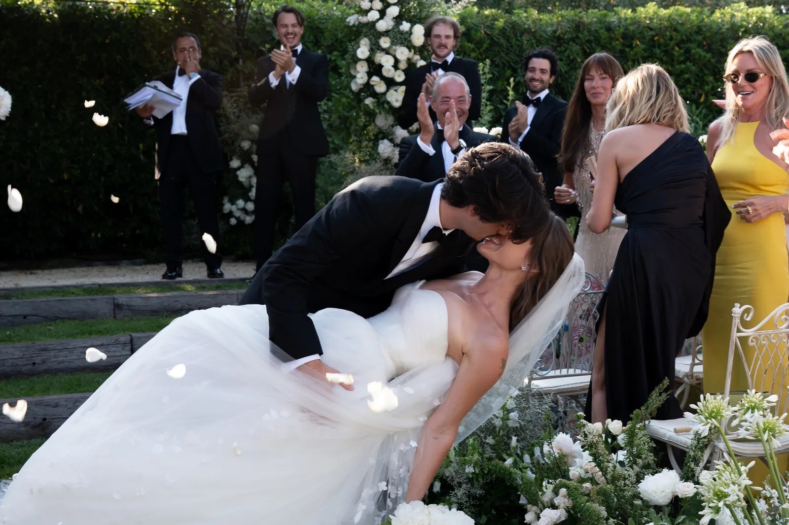 Dylan Jagger Lee e Paula Bruss se casam em jardim secreto em Saint-Tropez