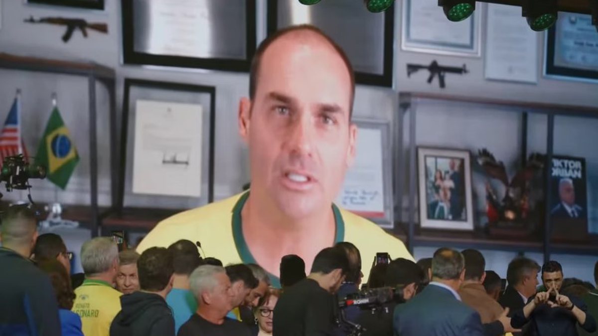 Eduardo Bolsonaro expõe drama familiar e pede apoio a Flávio na convenção do PL