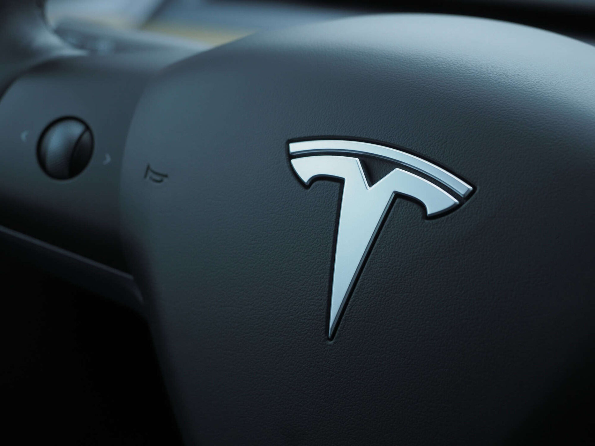 Elon Musk nega rumores sobre venda da Tesla na China e classifica como fake news