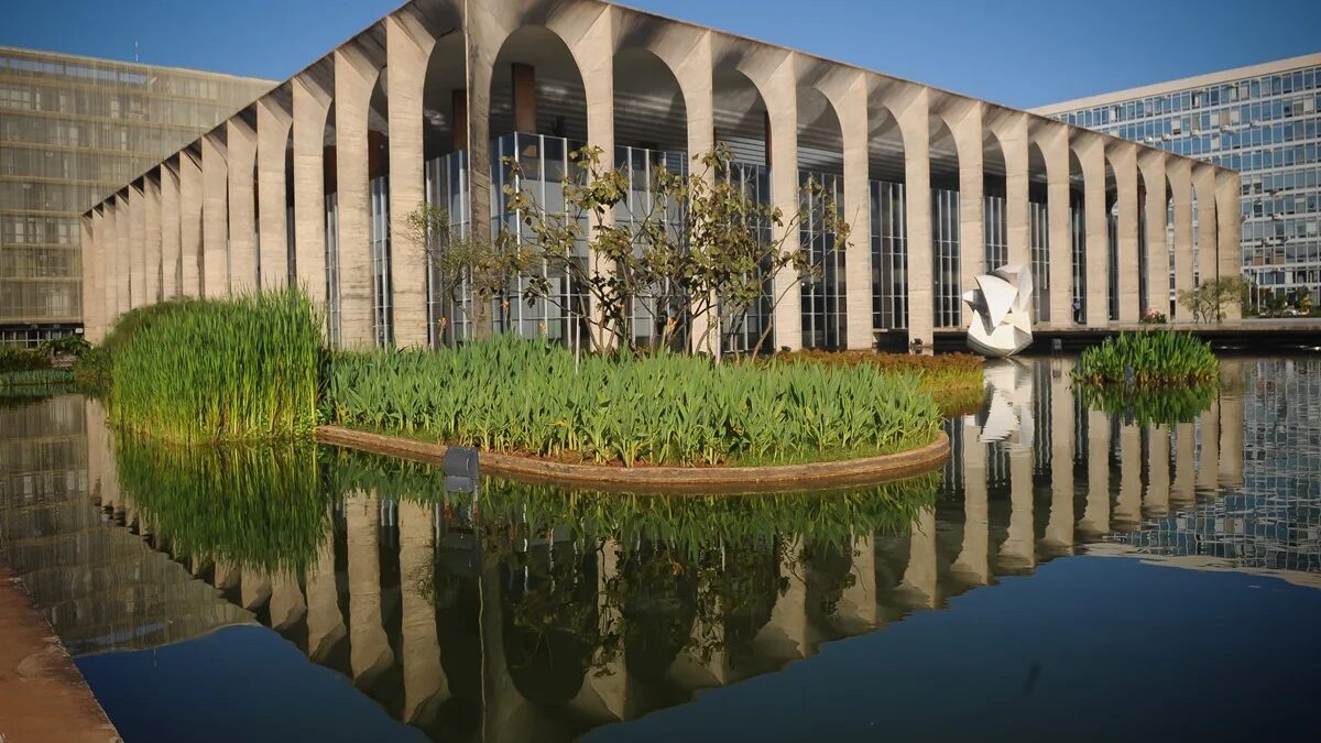 Embaixador do Brasil na Argentina é convocado após declarações polêmicas de Milei