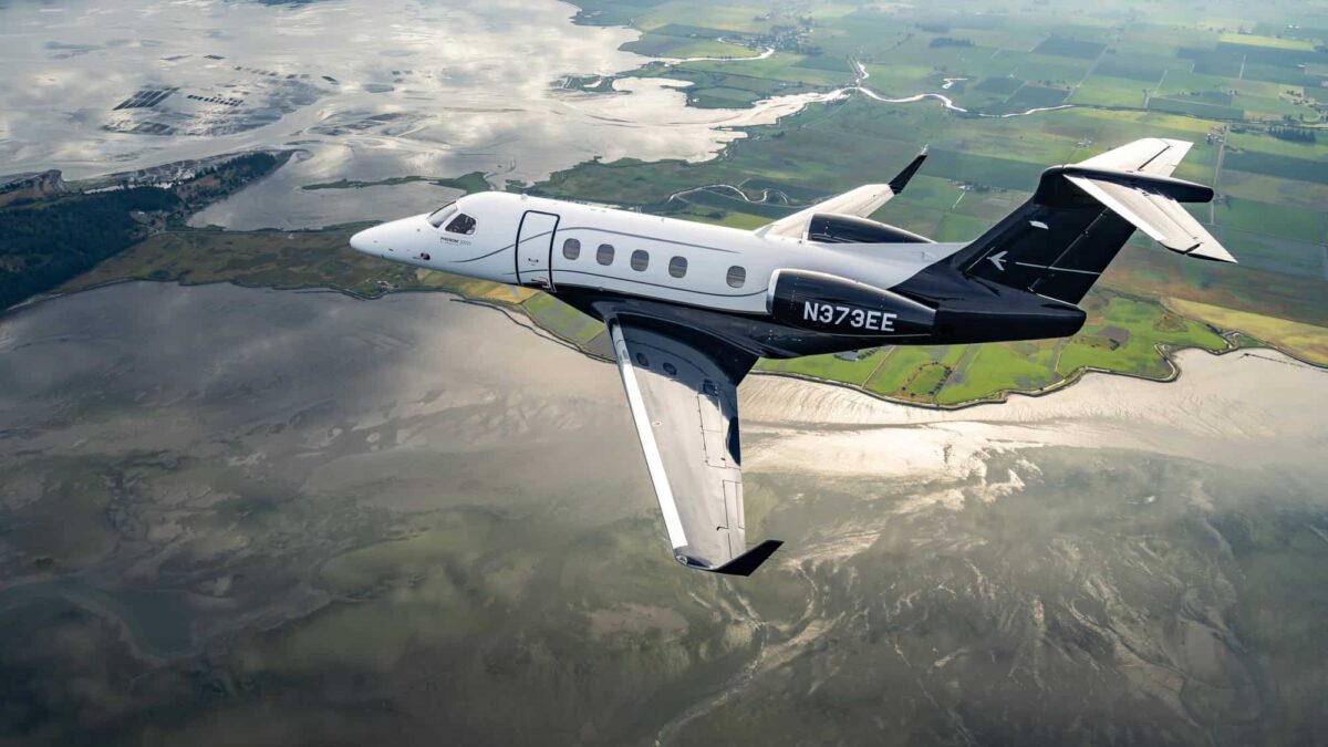 Embraer lança Phenom 300EV com pouso automático em emergências e entregas a partir de 2028