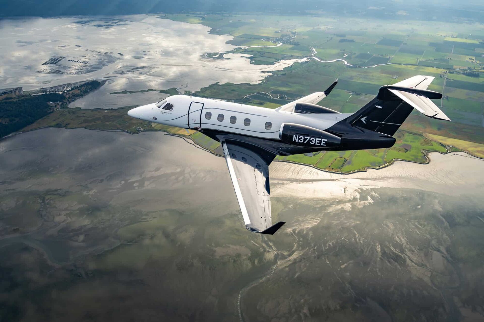 Embraer lança Phenom 300EV com pouso automático em emergências e entregas a partir de 2028