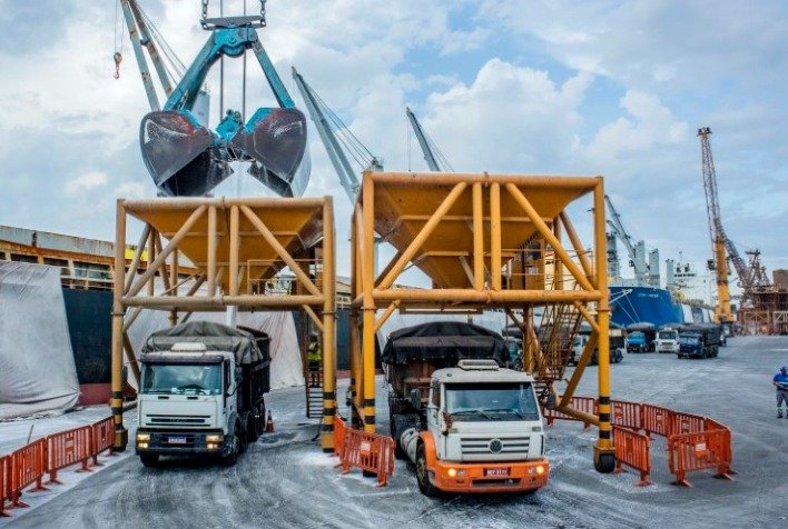 Entregas de fertilizantes no Brasil superam 12 milhões de toneladas em 2026, mas produção nacional cai.