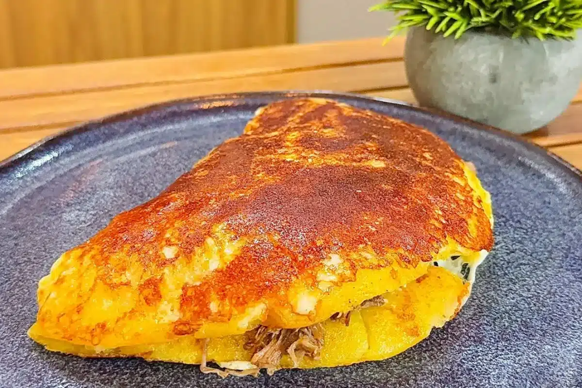 Escondidinho de batata com carne desfiada: receita prática na frigideira
