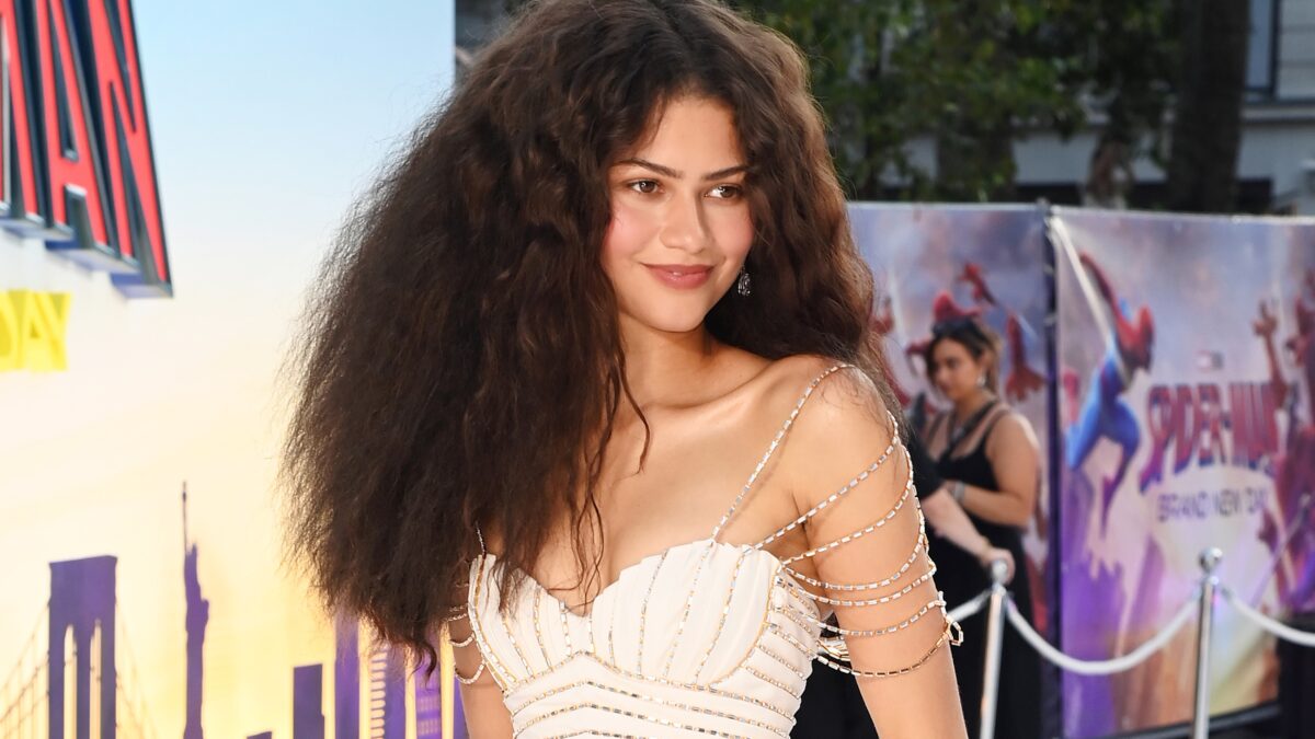 Estrela brilha em premiere em Londres ao lado do marido Tom Holland