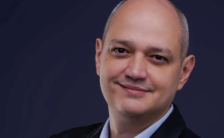 Estudo revela que 56% das empresas enfrentam escassez de profissionais em IA.