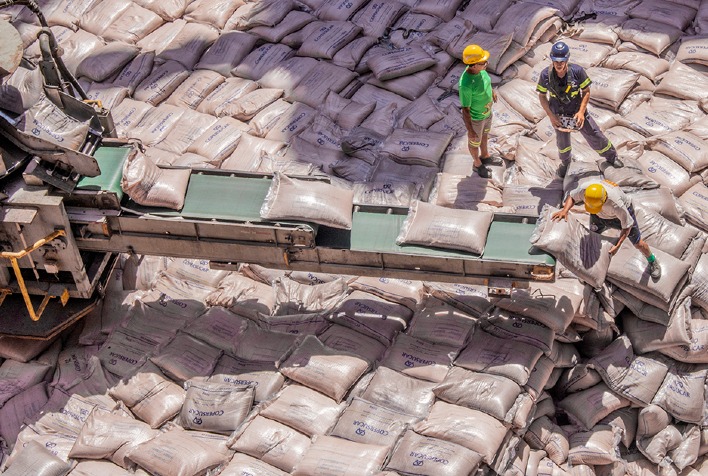 Exportações de açúcar do Brasil caem e mercado observa chuvas na Índia
