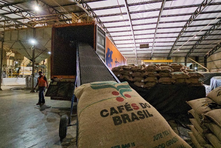 Exportações de café do Brasil caem 15,7% na safra 2025/26, mas receita é histórica