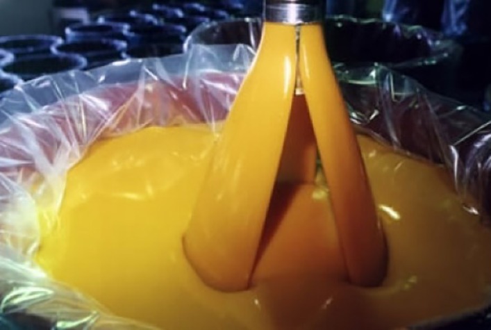 Exportações de suco de laranja do Brasil crescem 4%, mas receita cai 27% na safra 2025/26