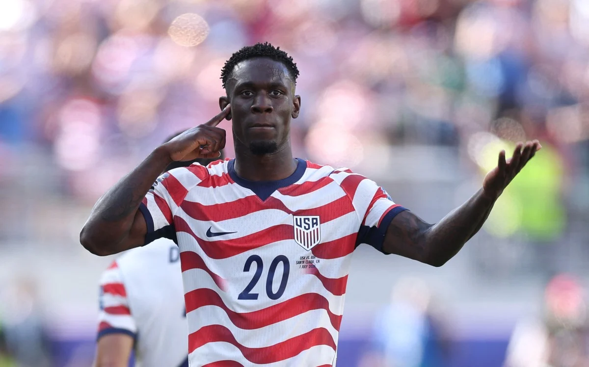 Fifa revoga expulsão de Folarin Balogun após pedido de Donald Trump