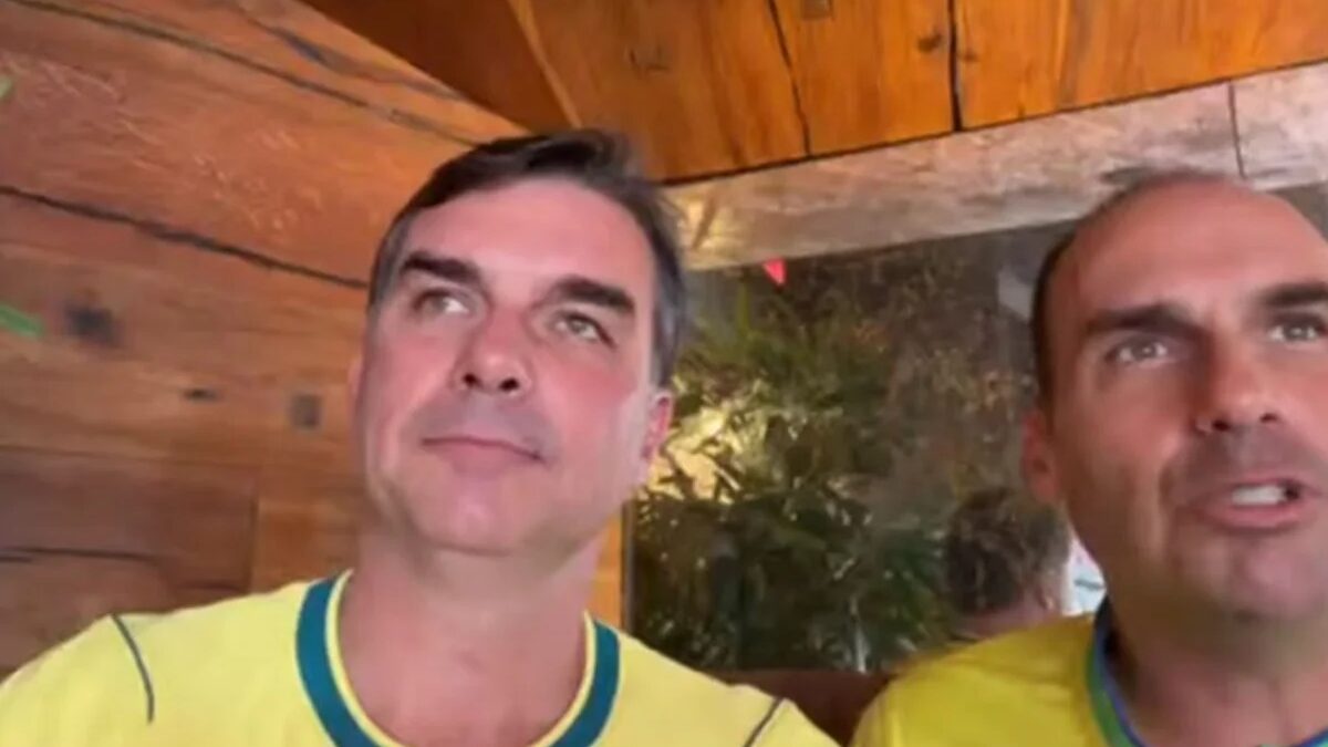 Flávio Bolsonaro acusa Lula de incentivar tarifaço dos EUA em live nos EUA