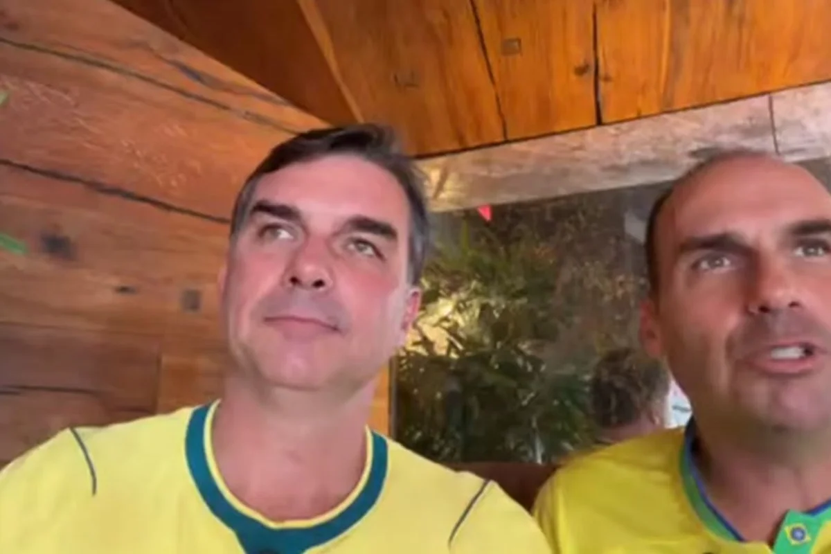 Flávio Bolsonaro acusa Lula de incentivar tarifaço dos EUA em live nos EUA