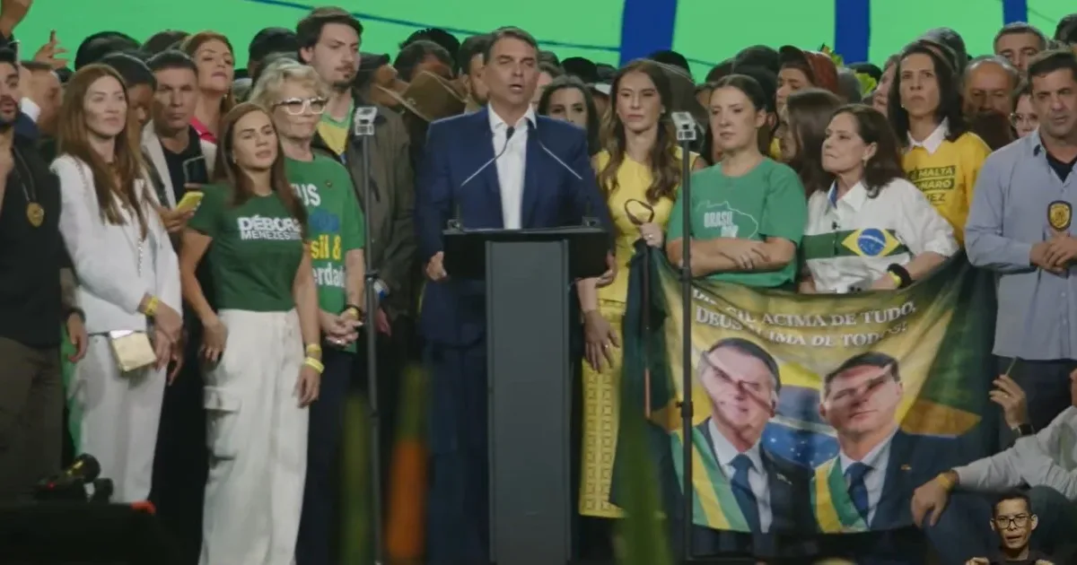 Flávio Bolsonaro ataca Judiciário e lança candidatura à presidência em convenção do PL