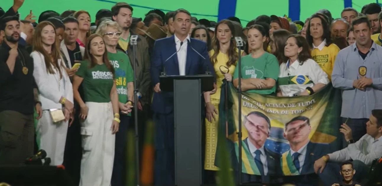 Flávio Bolsonaro ataca Judiciário e lança candidatura à presidência em convenção do PL