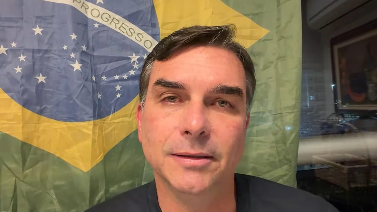 Flávio Bolsonaro chama decisão de Moraes sobre Jair de "covarde" e "ilegal"