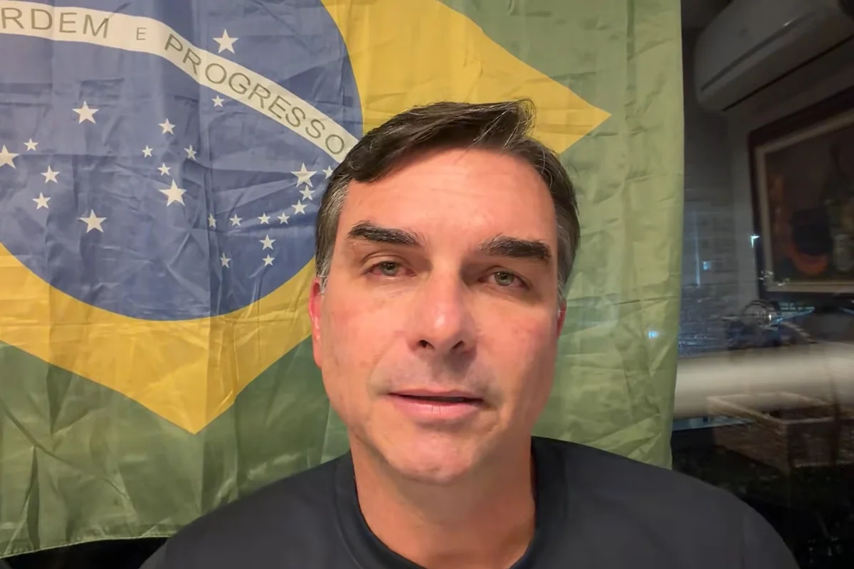 Flávio Bolsonaro chama decisão de Moraes sobre Jair de "covarde" e "ilegal"