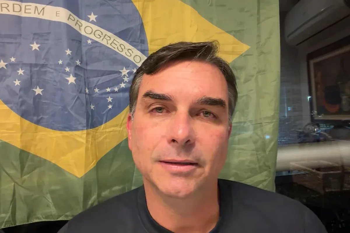 Flávio Bolsonaro chama decisão de Moraes sobre Jair de "covarde" e "ilegal"