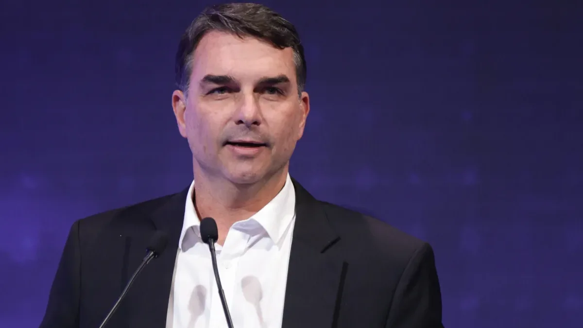 Flávio Bolsonaro culpa Lula por tarifa de 25% e diz: "Estamos em um avião sem piloto"